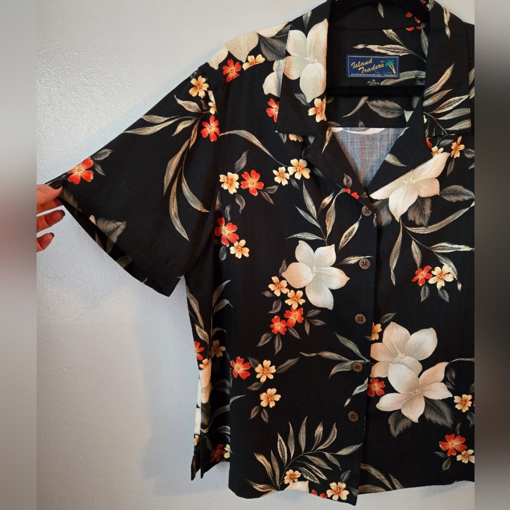 NWT Island Traders Floral Hawaiian Top Black Tropical Button Up Summer Vacation - Picture 2 of 6